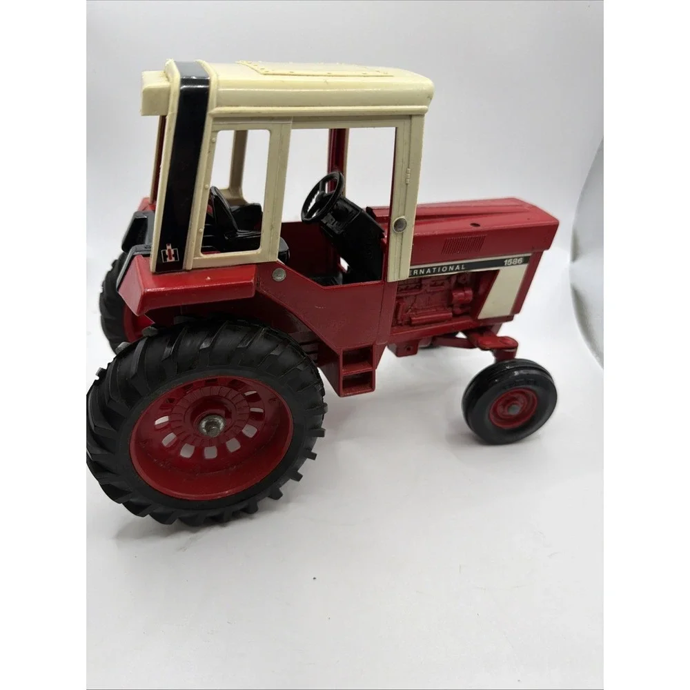 Vintage 1/16 Ertl International harvester 1586‎ diecast w/frontend tractor.